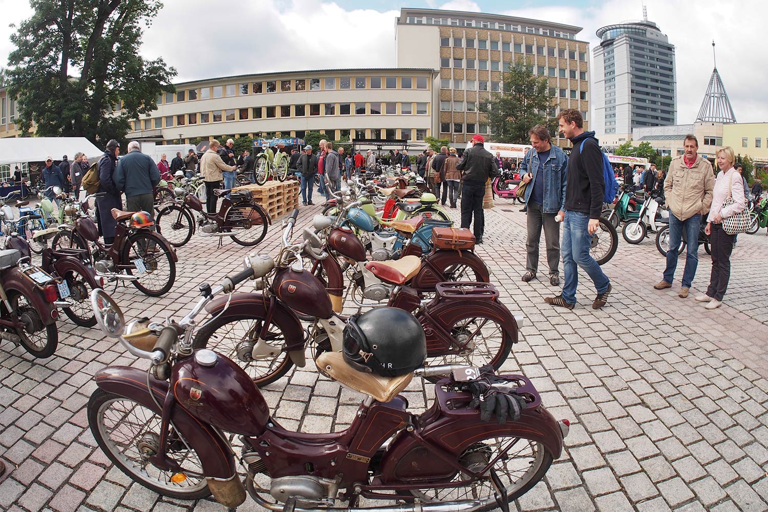 Jubiläumstreffen Suhl 2015: 65 Jahre AWO - 60 Jahre Simson SR1 - 40 Jahre Simson S50 (Foto: Manuela Hahnebach)