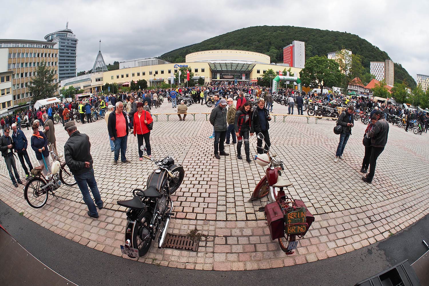 Jubiläumstreffen Suhl 2015: 65 Jahre AWO - 60 Jahre Simson SR1 - 40 Jahre Simson S50 (Foto: Manuela Hahnebach)