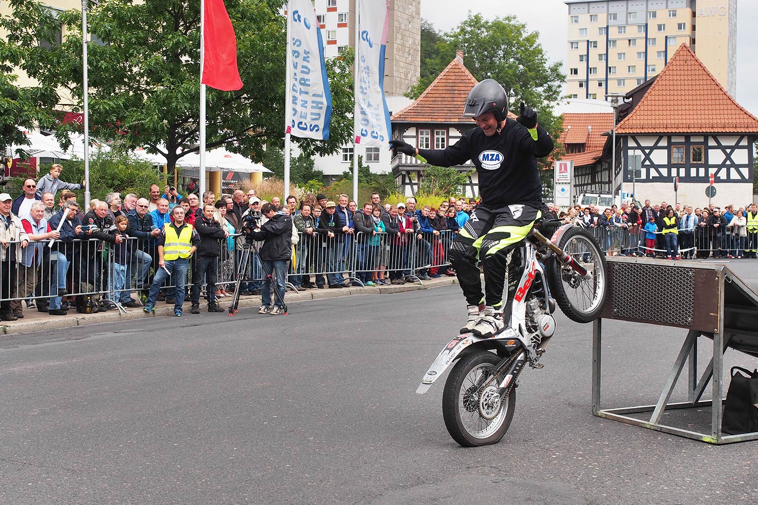 Jubiläumstreffen Suhl 2015: 65 Jahre AWO - 60 Jahre Simson SR1 - 40 Jahre Simson S50: Mike's Stuntshow (Foto: Manuela Hahnebach)