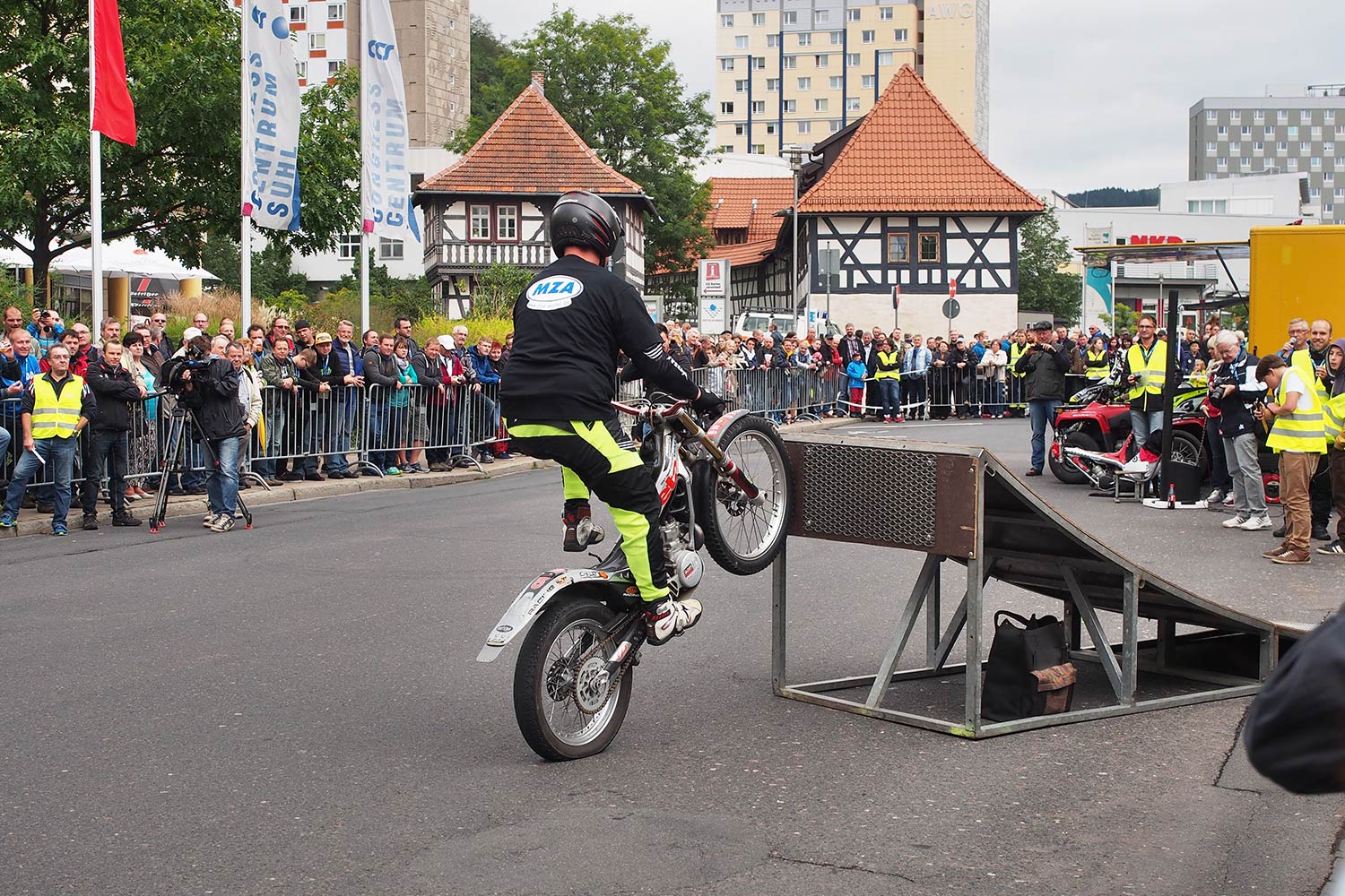 Jubiläumstreffen Suhl 2015: 65 Jahre AWO - 60 Jahre Simson SR1 - 40 Jahre Simson S50: Mike's Stuntshow (Foto: Manuela Hahnebach)