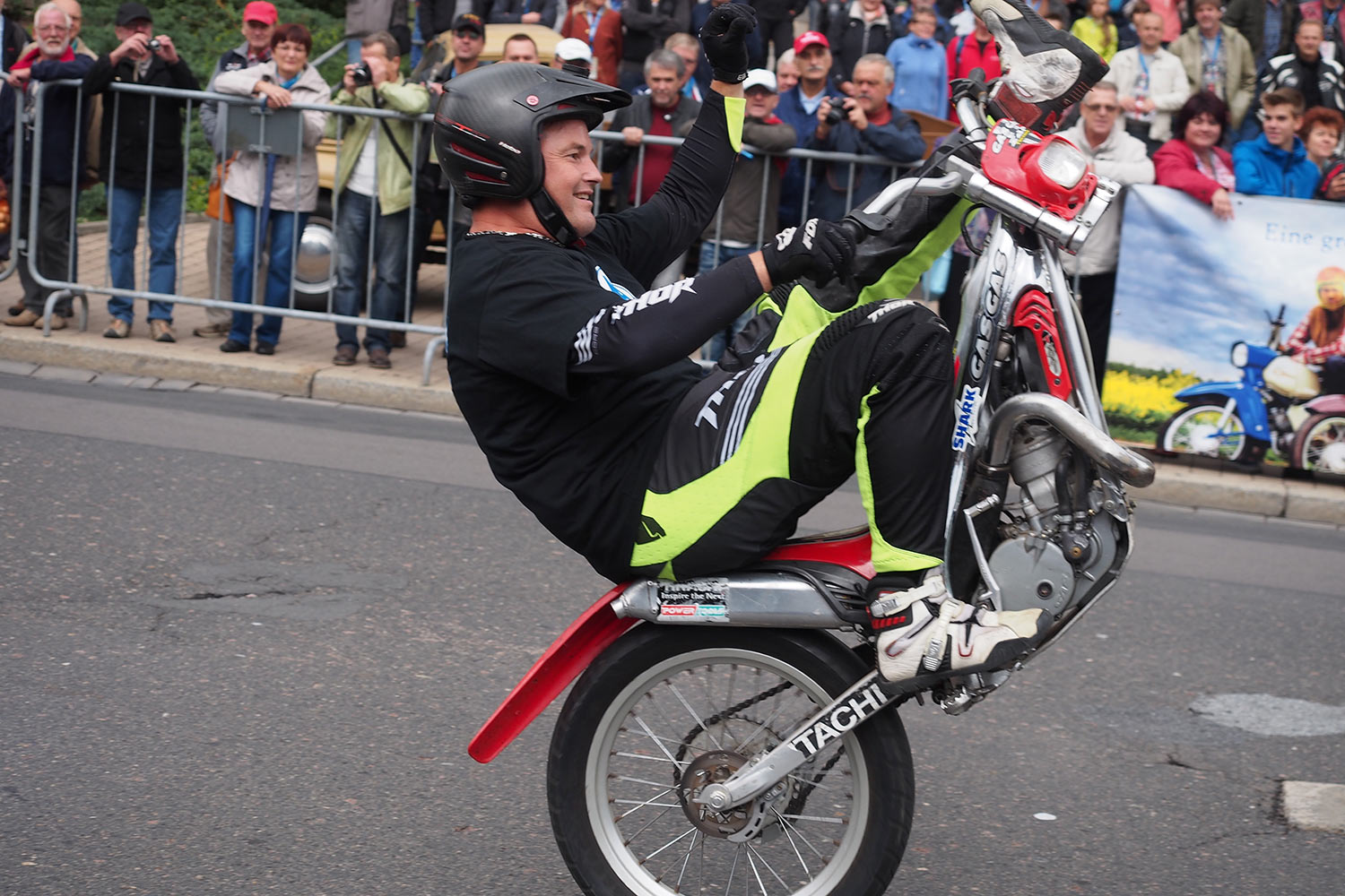 Jubiläumstreffen Suhl 2015: 65 Jahre AWO - 60 Jahre Simson SR1 - 40 Jahre Simson S50: Mike's Stuntshow (Foto: Manuela Hahnebach)