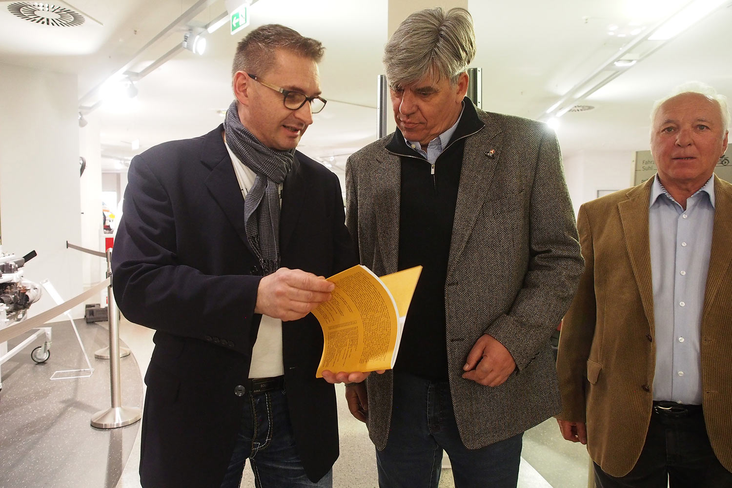 Fahrzeugmuseum Suhl: Besuch des Präsidenten des Technik Museums Sinsheim: Thorsten Orban, Hermann Layher (21.04.2016, Foto: Manuela Hahnebach)